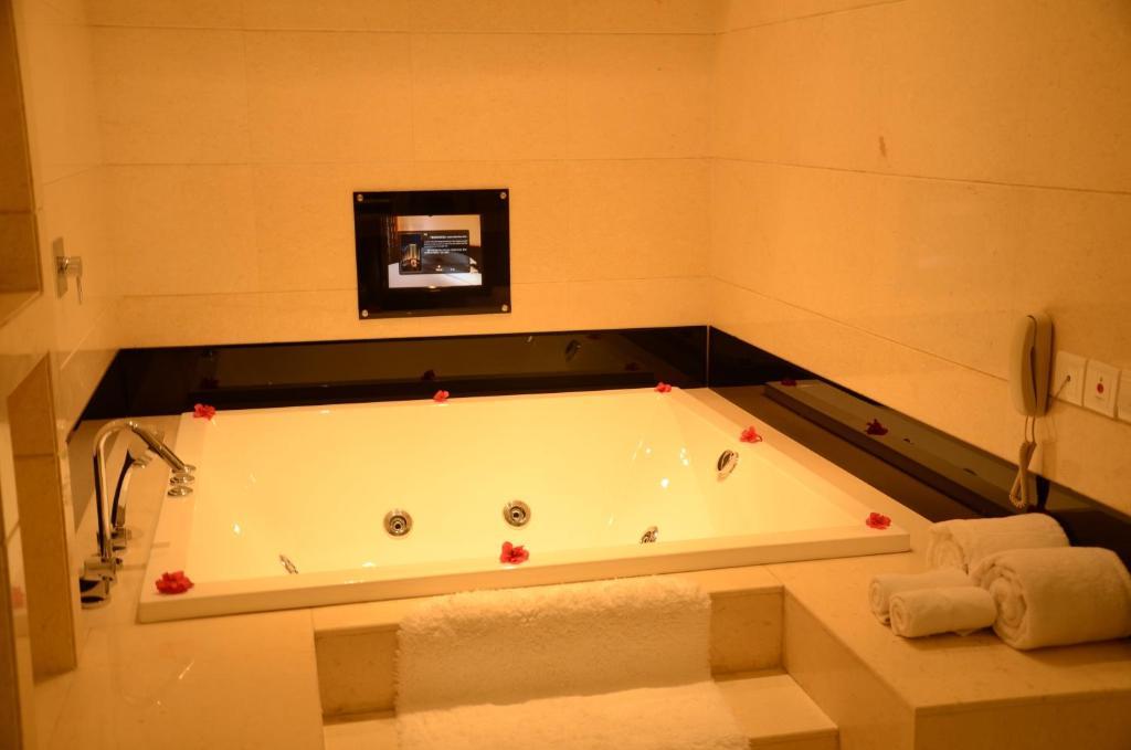 House International Hotel Chengdu Bagian luar foto